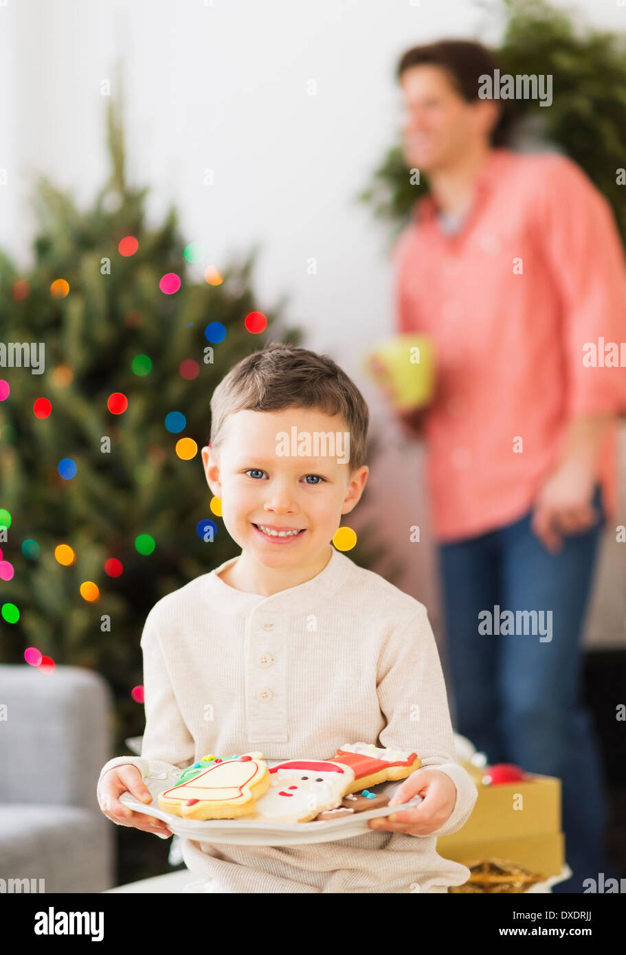 Junge (6-7) Halteblech mit Lebkuchen Stockfoto