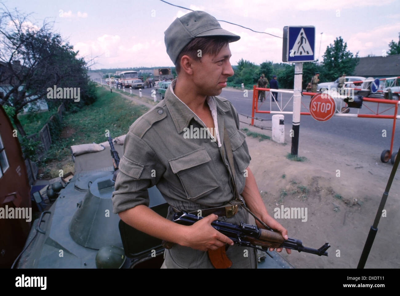 Ehemaliger sowjetischer Soldat mit Gewehr an der Grenze zwischen Transnistrien und der Ukraine während der "Krieg der Transnistrien" im Jahr 1992. Stockfoto
