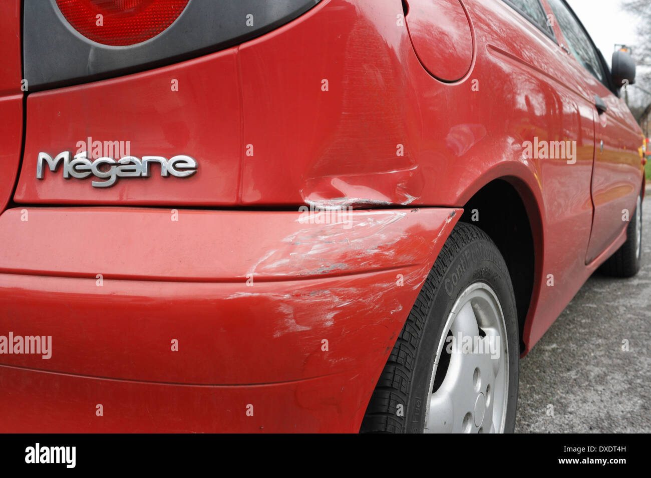 Rammschutz- und Karosserieschäden bei Renault Megane Coupe, zerkratzte Lackierung am Fahrzeug Stockfoto