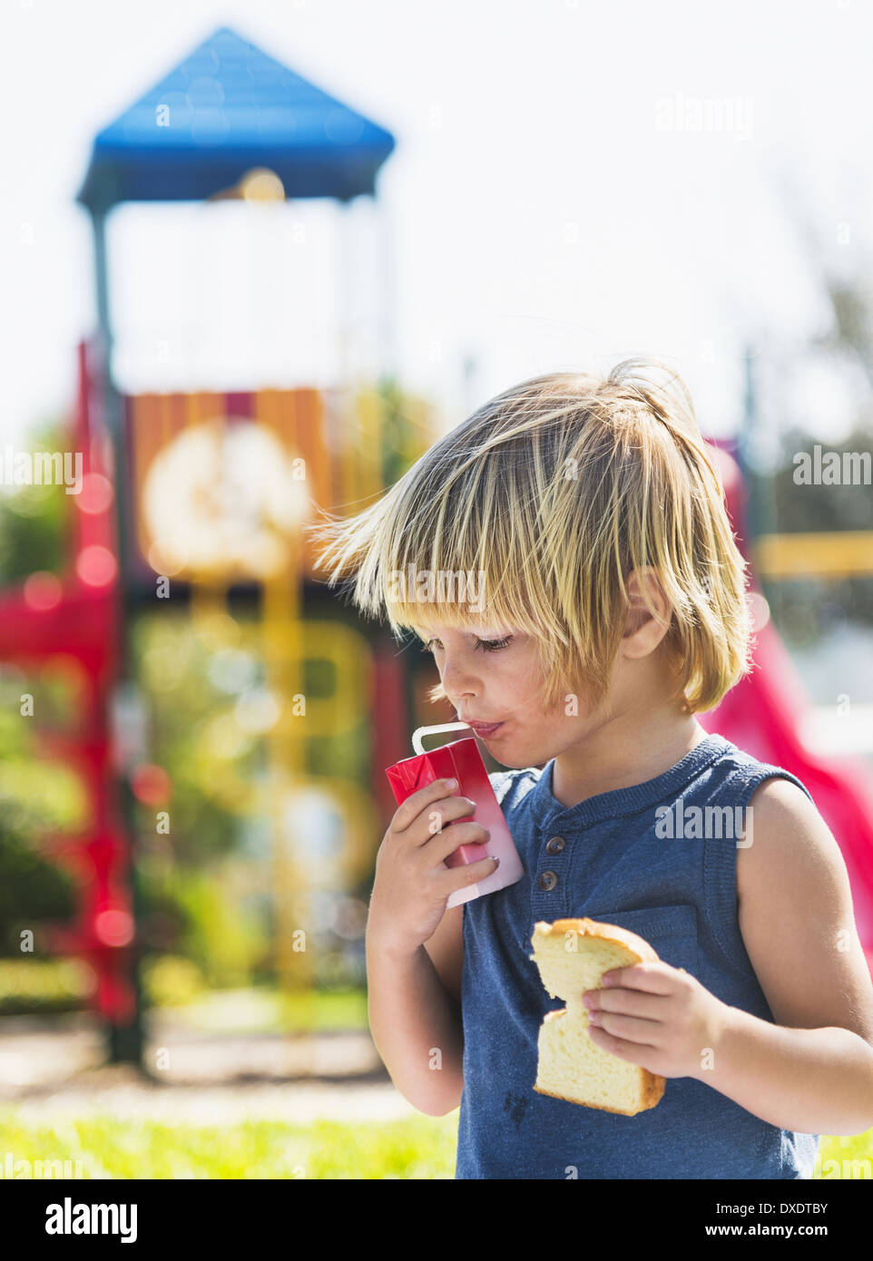 Junge (4-5) läuft in Kap, Jupiter, Florida, USA Stockfoto