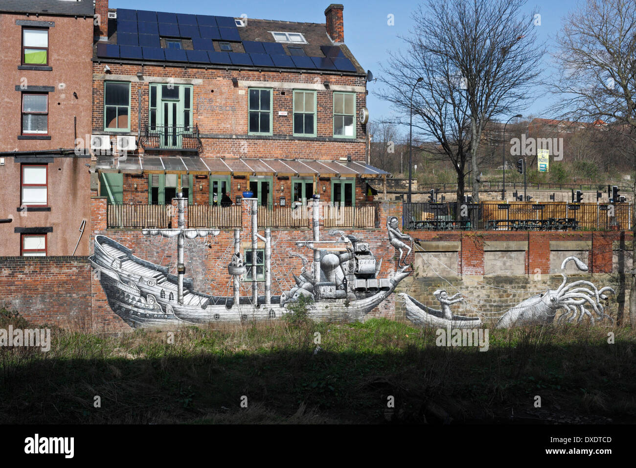 Artwork von Schleim an der Wand der Riverside Pub und Fluss Don Sheffield Stockfoto