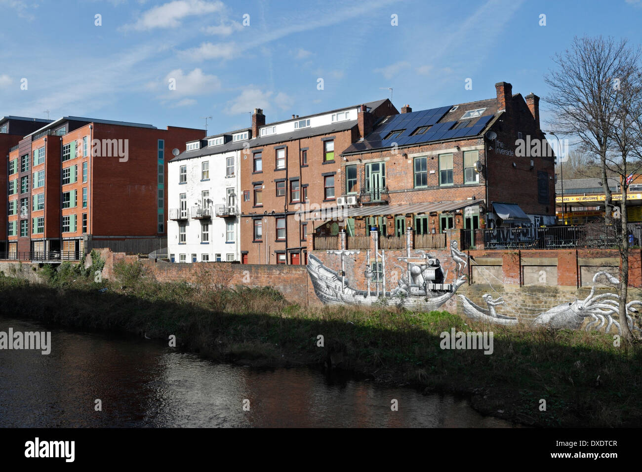 Kunstwerke von Phlegm an der Wand des Riverside Pub und des River Don Sheffield England Stockfoto