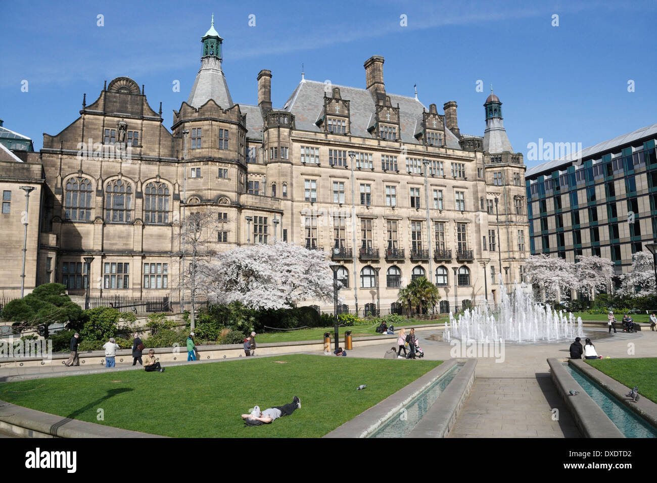 Sheffield Town Hall und die Peace Gardens ein öffentlicher Raum, Sheffield Stadtzentrum England Großbritannien. Denkmalgeschütztes Gebäude der viktorianischen Architektur Stockfoto