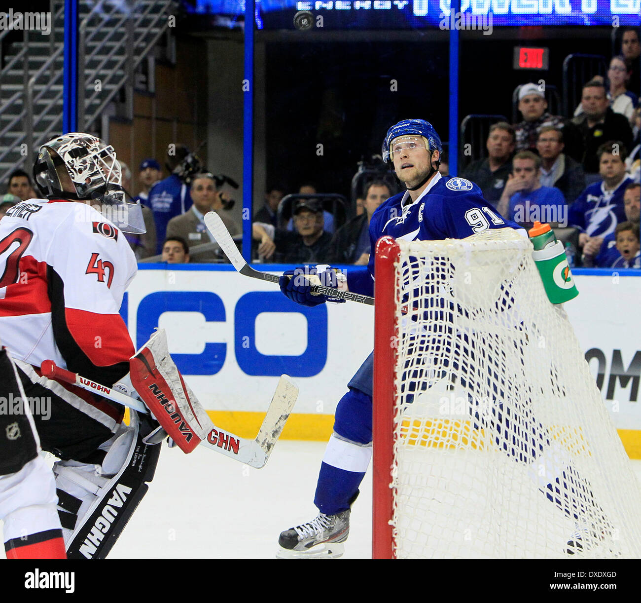 Tampa, Florida, USA. 24. März 2014. DIRK SHADD | Zeiten. Tampa Bay Lightning Zentrum Steven Stamkos (91) Open den Puck aus der Luft (Puck am oben in der Mitte des Rahmens) Ottawa Senators Torwart Robin Lehner 40-zu-Noten ein Ziel zu schlagen und das Spiel auf 3 bis 3 während der dritten Periode Maßnahmen auf die Tampa Bay Times Forum in Tampa Montagabend zu binden (24.03.14). Das Ziel war ursprünglich winkte ab, dass Stamkos verwendet einen hohen Stock aber nach eingehender Prüfung hieß es ein gutes Ziel. Bildnachweis: Dirk Shadd/Tampa Bucht Times/ZUMAPRESS.com/Alamy Live-Nachrichten Stockfoto