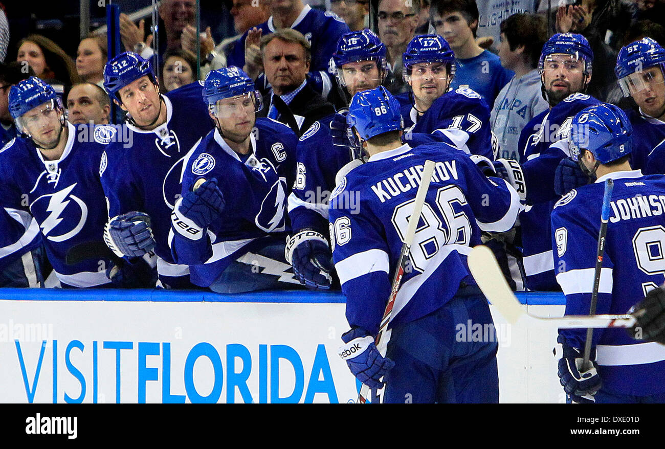 Tampa, Florida, USA. 24. März 2014. DIRK SHADD | Zeiten. Tampa Bay Lightning rechter Flügel Nikita Kucherov (86) feiert sein Tor während der Rückkehr auf die Bank zusammen mit Center Tyler Johnson (9), die einen Assist gegen die Ottawa Senators Torwart Robin Lehner (40), beim Stand von 1: 1 zu binden während der ersten Periode Maßnahmen auf die Tampa Bay Times Forum in Tampa abgeholt Montagabend (24.03.14) Credit: Dirk Shadd/Tampa Bay Times/ZUMAPRESS.com/Alamy Live News Stockfoto