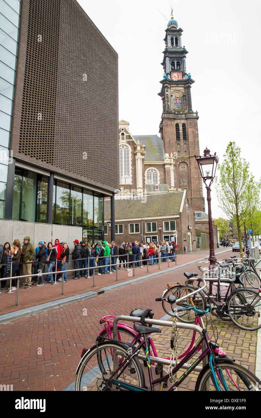 Warteschlange vom Anne Frank Haus in Amsterdam. Westerkerk ist im Hintergrund. Stockfoto