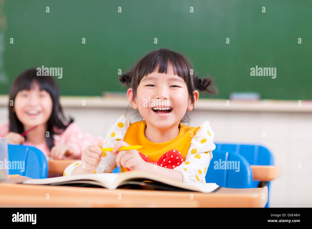 glückliche Kinder studieren in einem Klassenzimmer Stockfoto