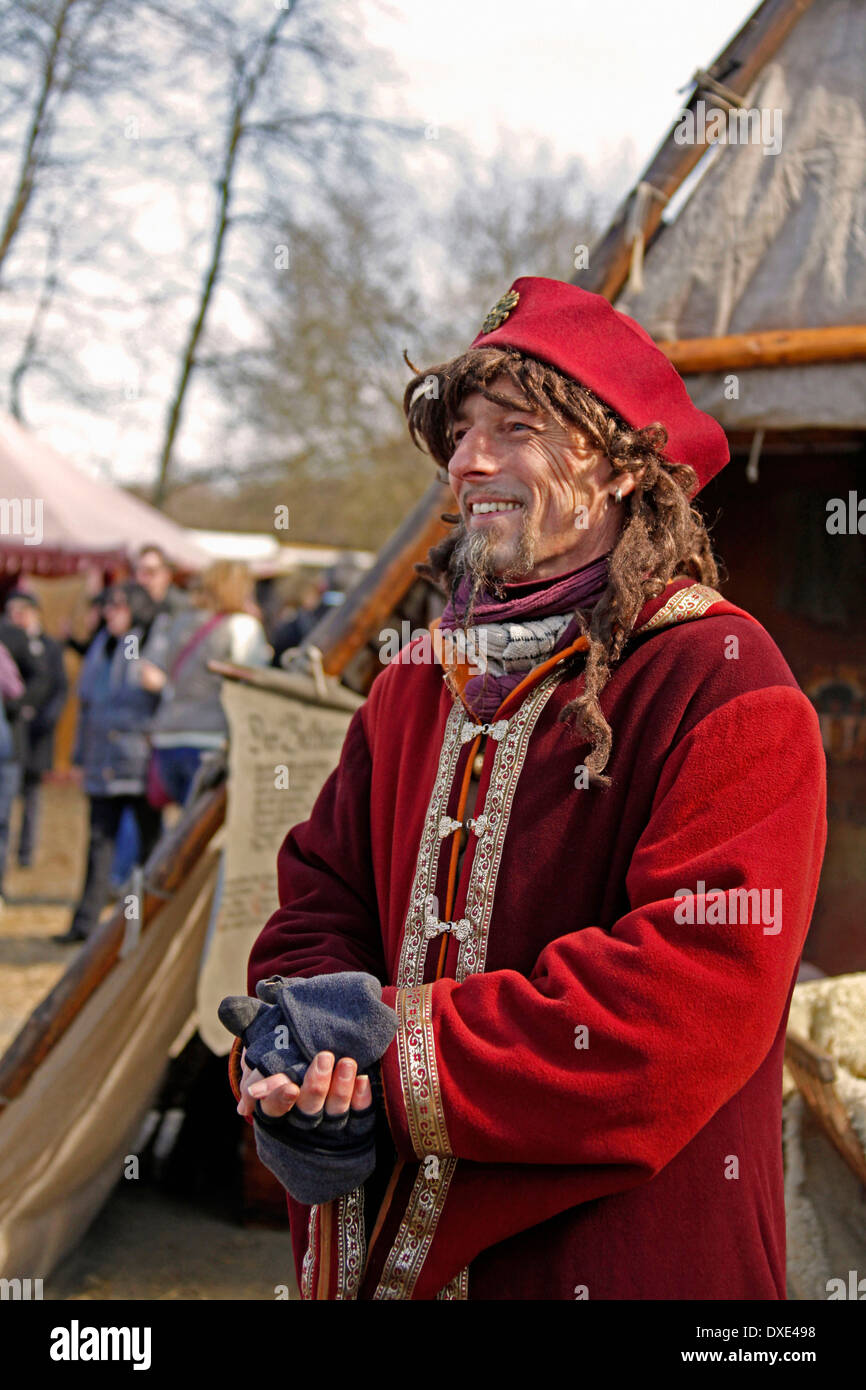 Mittelalterlicher Ostermarkt Renaissance Festival mittelalterlichen gekleidet Friseur Ronneburg Schloss Gemeinde Ronneburg Main-Kinzig-Kreis Stockfoto