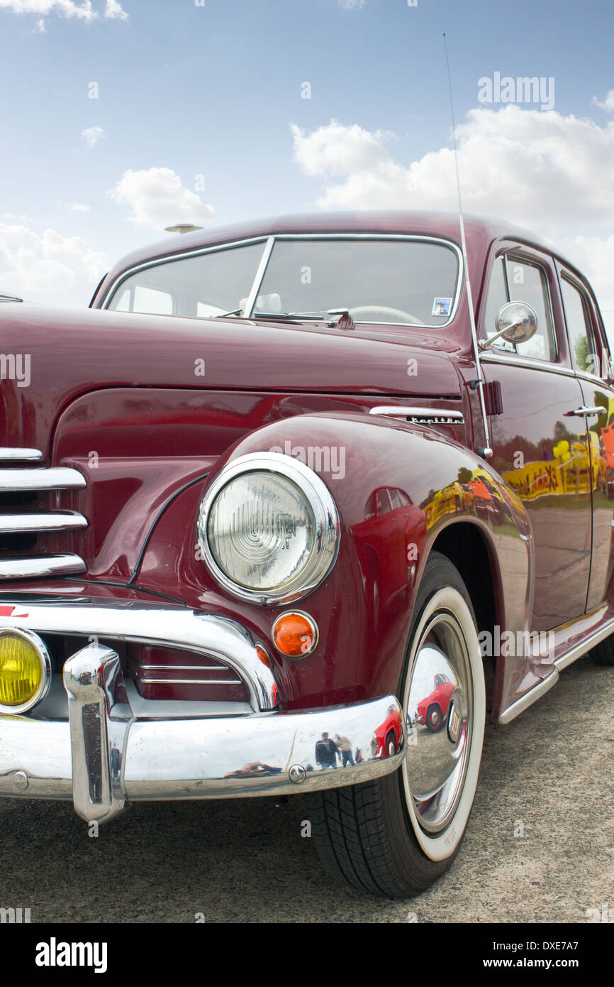 roten Oldtimer und blauer Himmel Stockfoto