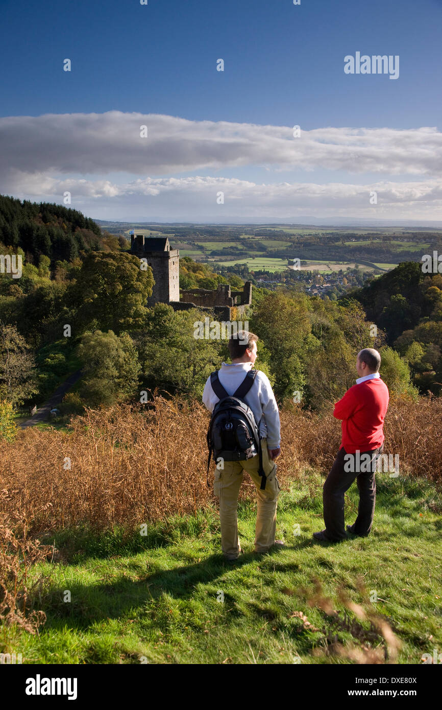 Touristen bewundern th Ruinen der Burg Campbell, Dollar Glen, Clackmannanshire. Stockfoto