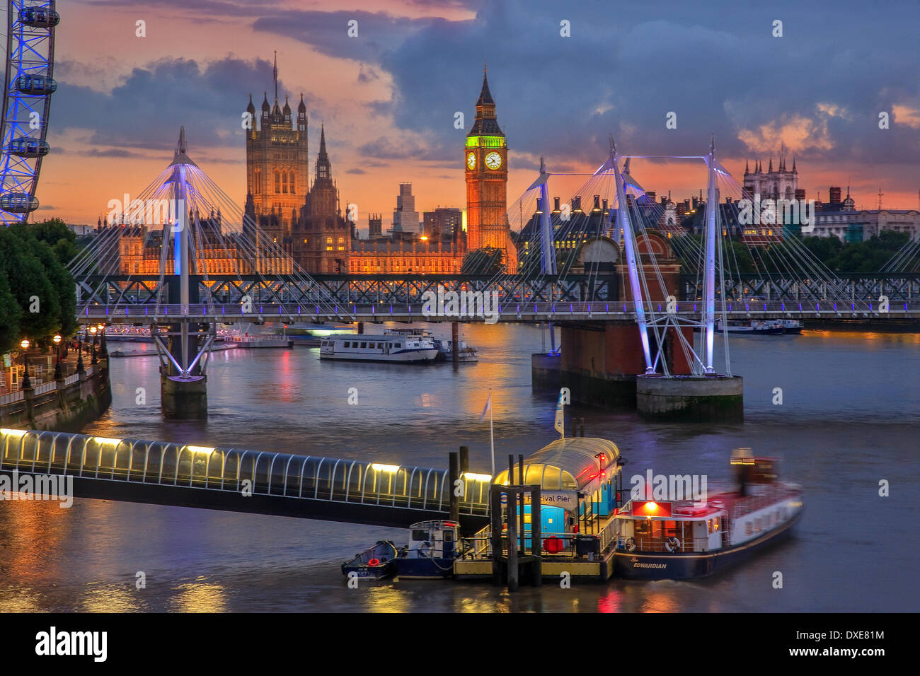London in der Abenddämmerung in Richtung Jubille Bridge, London Eye, big Ben und Houses of Parliament. Stockfoto