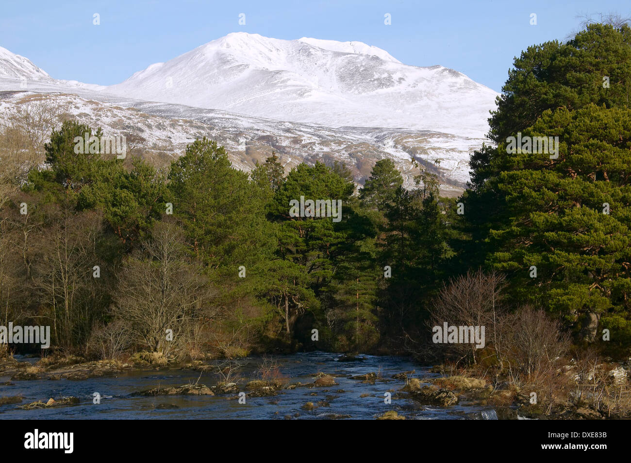 Eine schneebedeckte Ben Lawers von Killin, Fluss Dochart, Perthshire Stockfoto