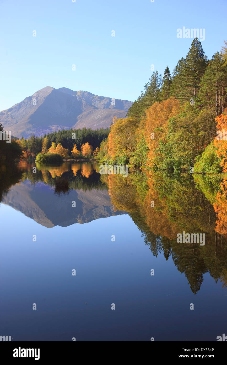 Ruhiger Herbst Reflexionen von Ben Vair, man-Trail, Glenco Stockfoto