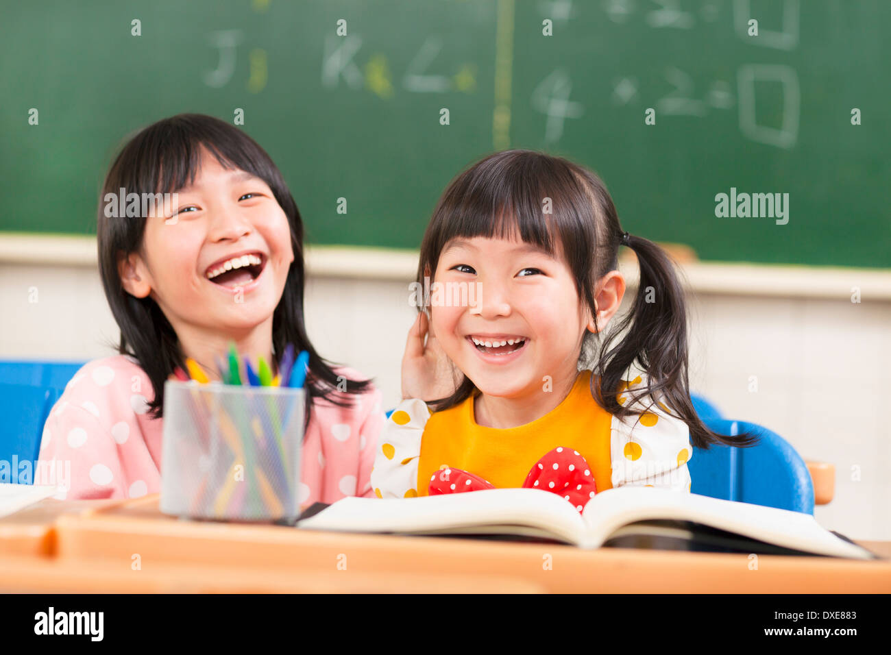 glückliche und schöne Kinder im Klassenzimmer Stockfoto