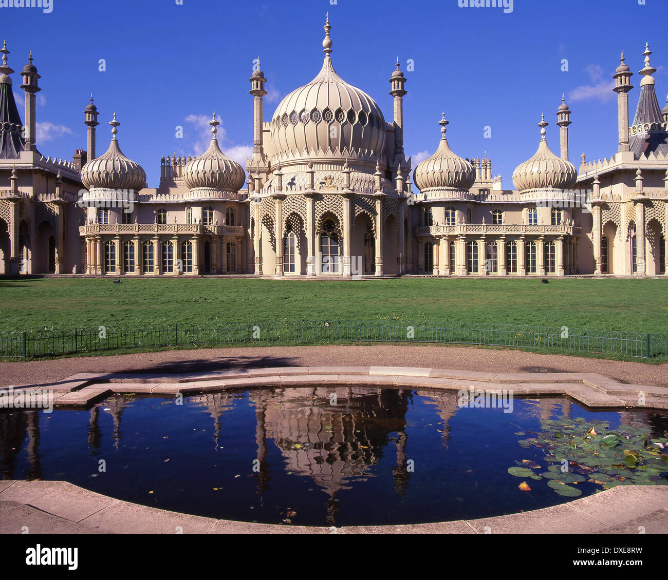 Reflexionen im Teich bei Brighton royal Pavilion, Brighton, Sussex Stockfoto