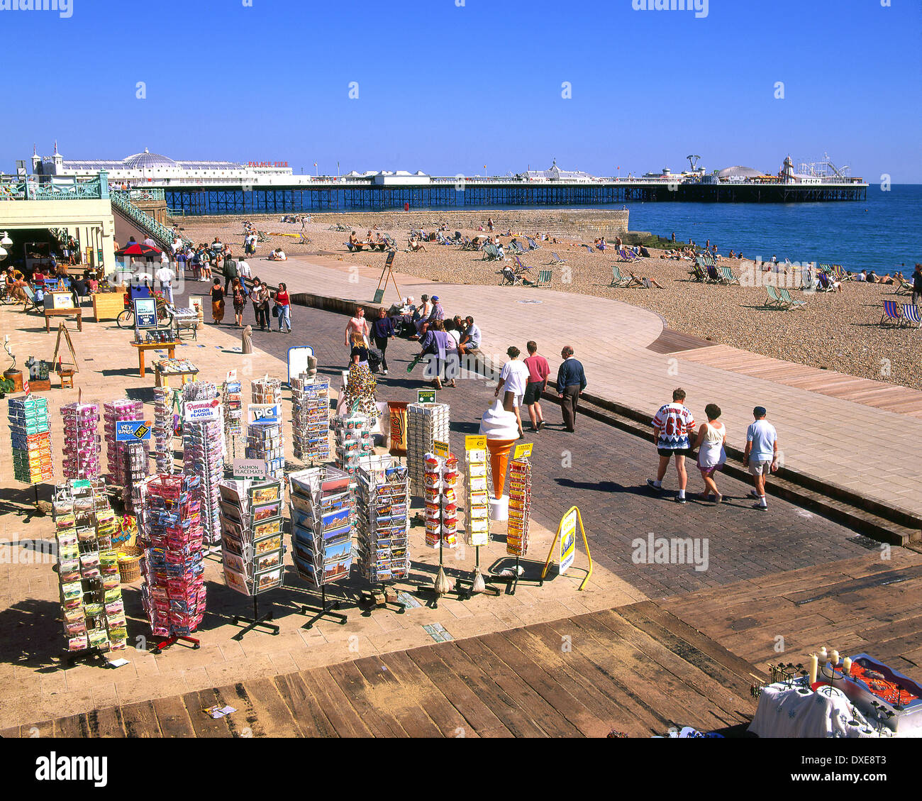 Hochsaison im Sommerszene auf der Promenade in Richtung Pier in Brighton, Sussex, England Stockfoto