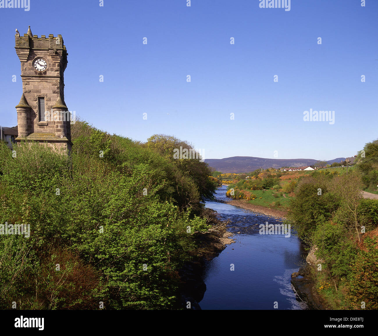 die gotische Clocktower in Brora mit Blick auf den Fluss Brora, Sutherland, Caithness Stockfoto