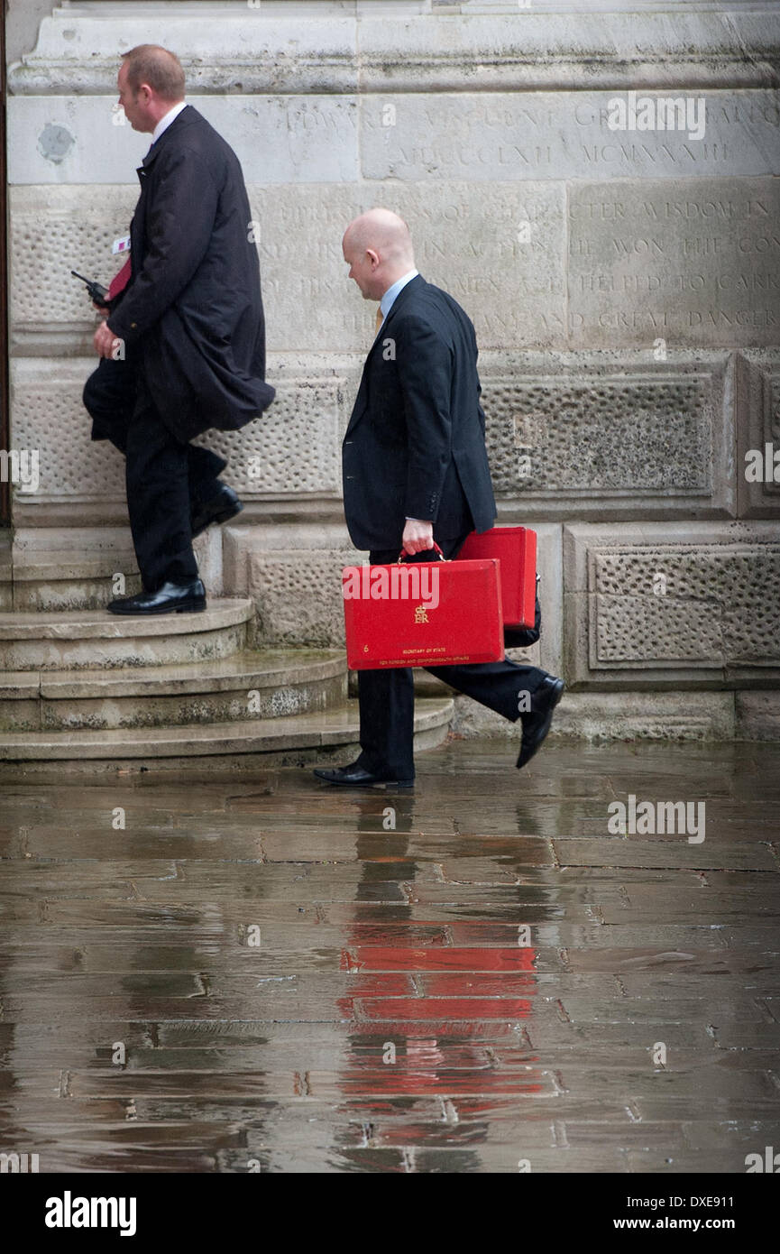 London, UK. 25. März 2014. Britische Außenminister William Hague (R) kommt im Auswärtigen Amt, auf Dienstag, 25. März 2014. Bildnachweis: Heloise/Alamy Live-Nachrichten Stockfoto