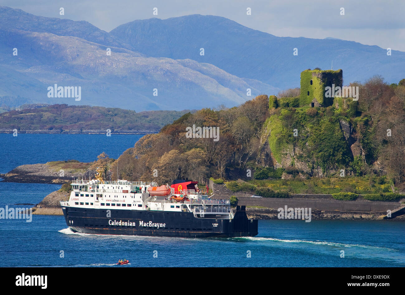 MV Clansman fährt Oban mit schönsten Schloss und Morvern Hügel in Ansicht, Argyll Stockfoto