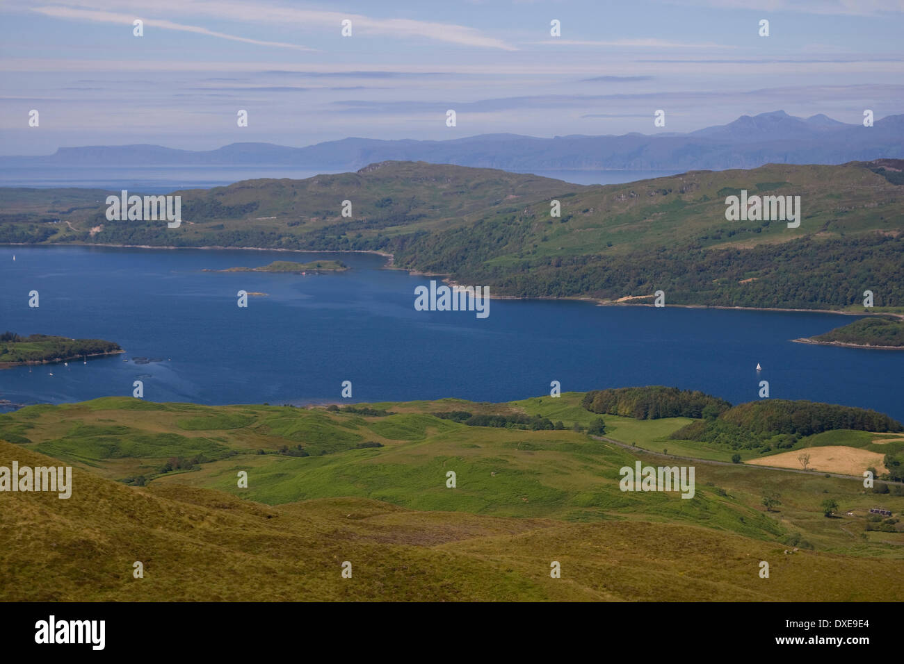 Tele-Blick über Loch Melfort in Richtung einer fernen Mull, Argyll Stockfoto