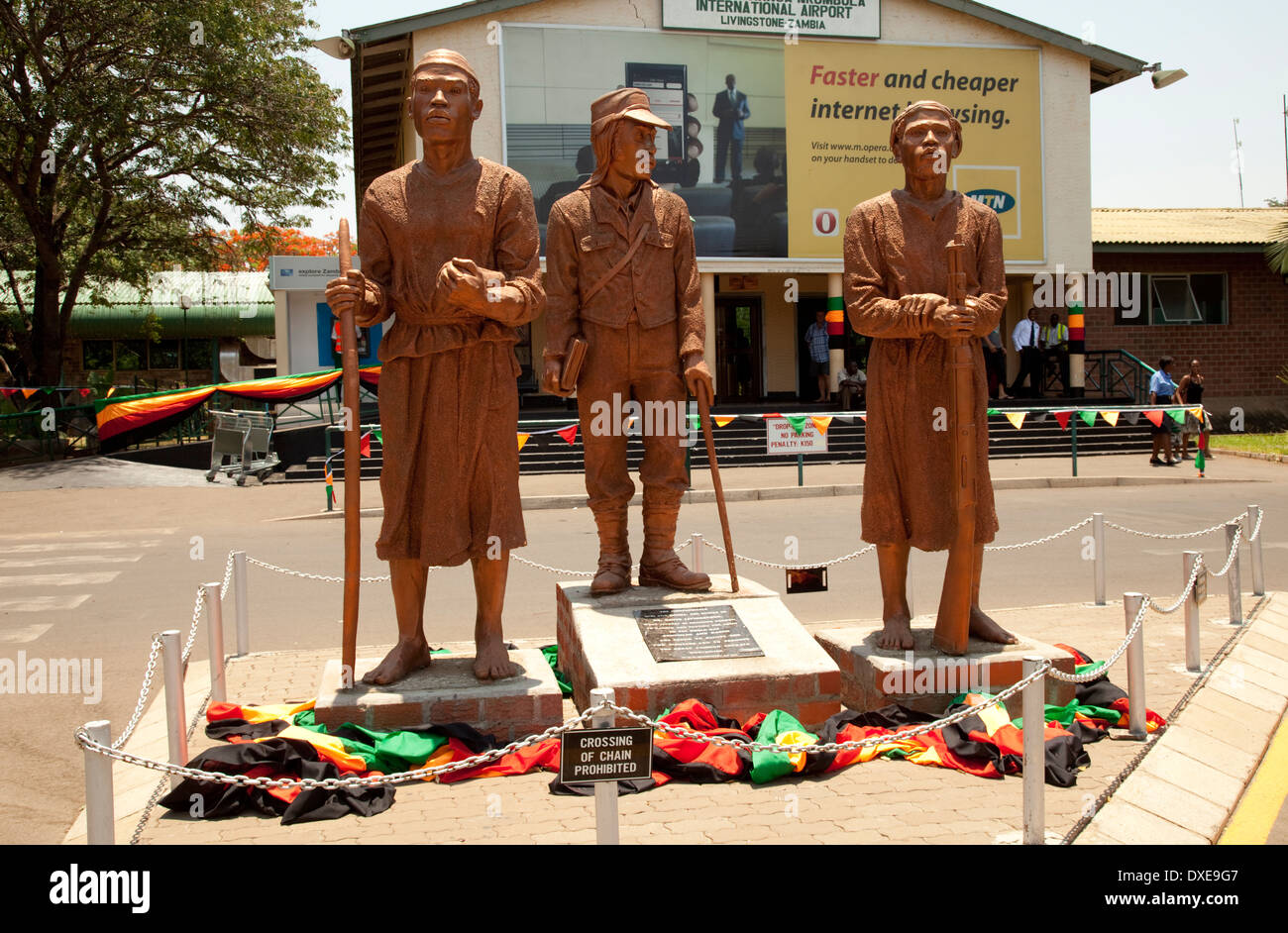 Statuen von Livingstone, Chuma und Susi Harry Mwaanga Nkumbula Flughafen Livingstone, Sambia Stockfoto