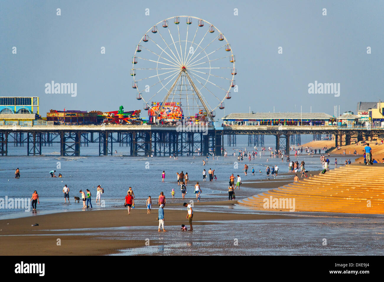 Hochsaison im Sommerszene Central Pier, Blackpool, Lancashire Stockfoto
