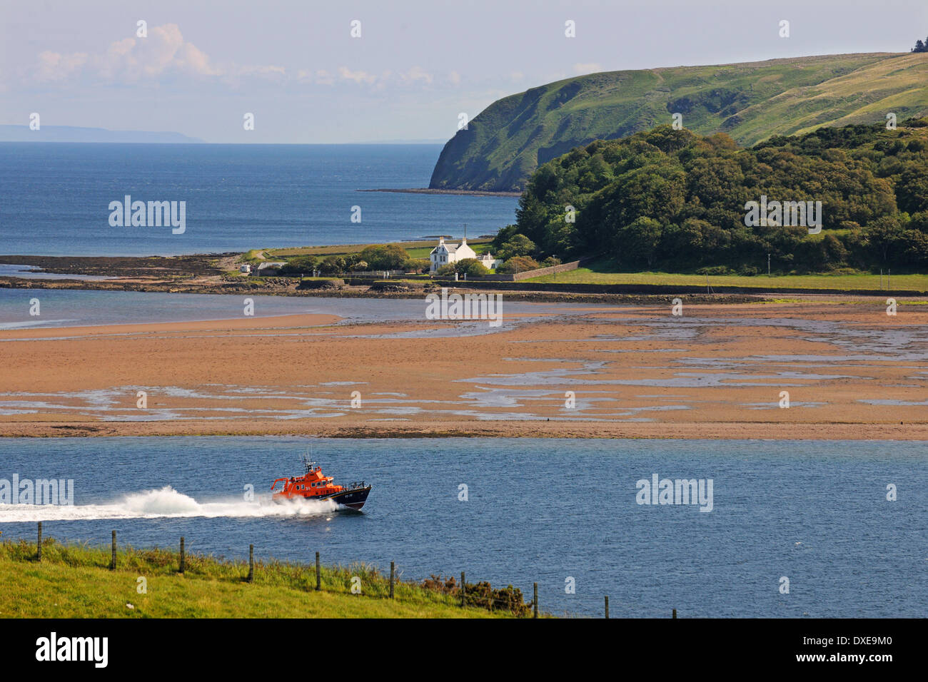 Campbeltown Rettungsboot mit Geschwindigkeit vorbei Davaar Insel, Campbeltown Loch, Argyll Stockfoto