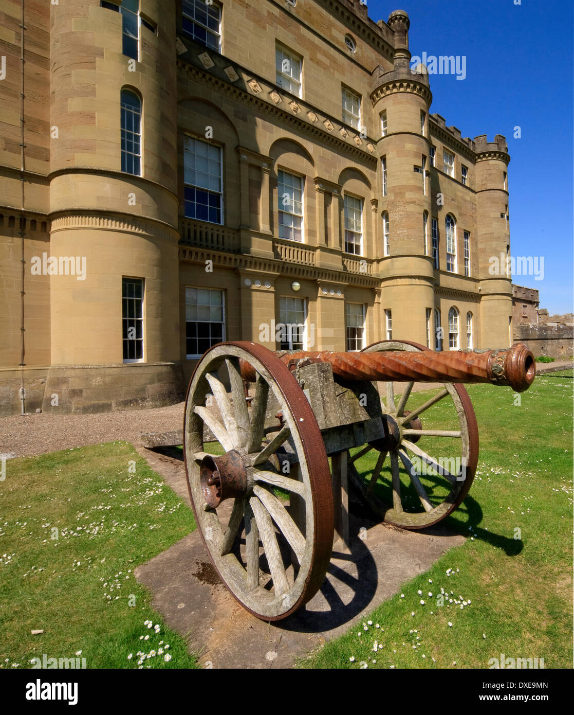 Canon außerhalb Culzean Castle Fassade, Culzean Castle Country Park, Ayrshire, Schottland. Stockfoto