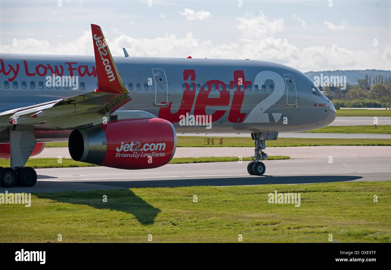 Ein Jet 2 - Airline Boeing 757 Taxi-Ing Manchester Airport Stockfoto