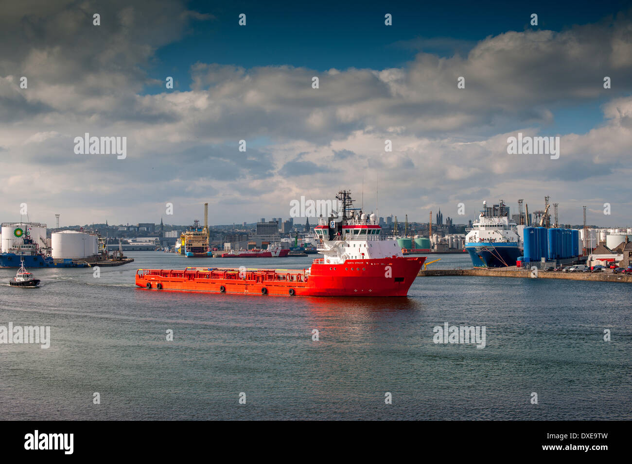 Eine geschäftige Szene im Hafen von Aberdeen mit Öl im Zusammenhang Schiffe und Wasserfahrzeuge im Blick. Aberdeenshire, Schottland. Stockfoto