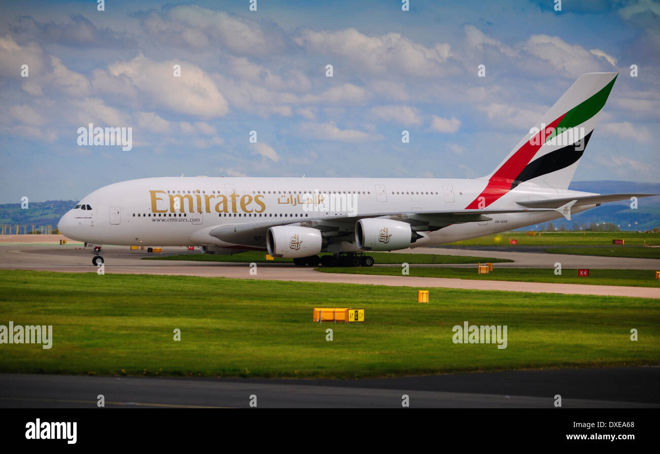 Ein Airbus A380 super-Jumbo gesehen an Manchester Flughafen England 2012 Stockfoto