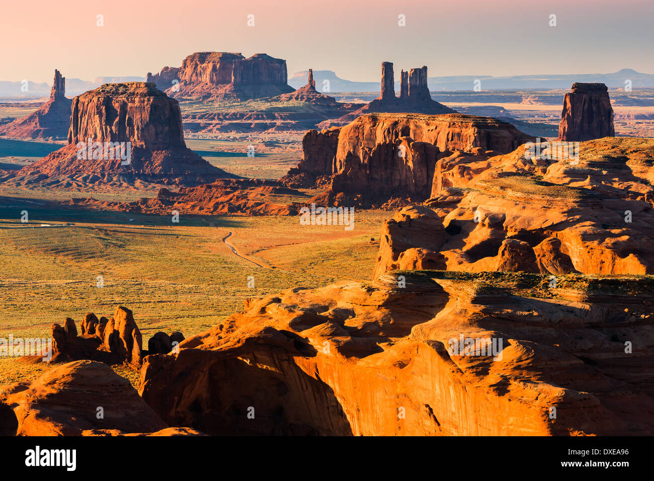 Sonnenaufgang mit dem Blick von Hunts Mesa im Monument Valley an der Grenze zwischen Utah und Arizona, USA Stockfoto