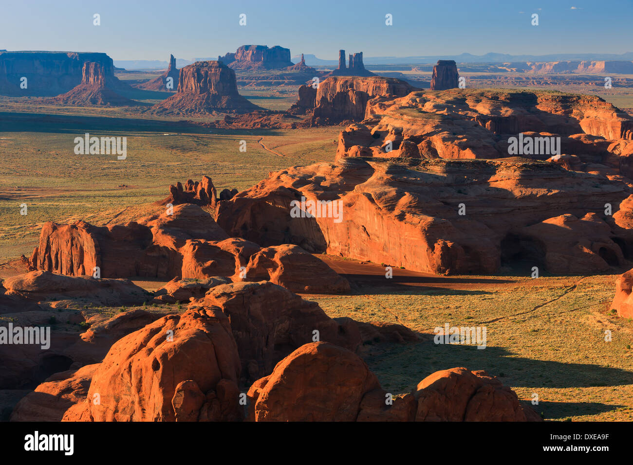 Sonnenaufgang mit dem Blick von Hunts Mesa im Monument Valley an der Grenze zwischen Utah und Arizona, USA Stockfoto
