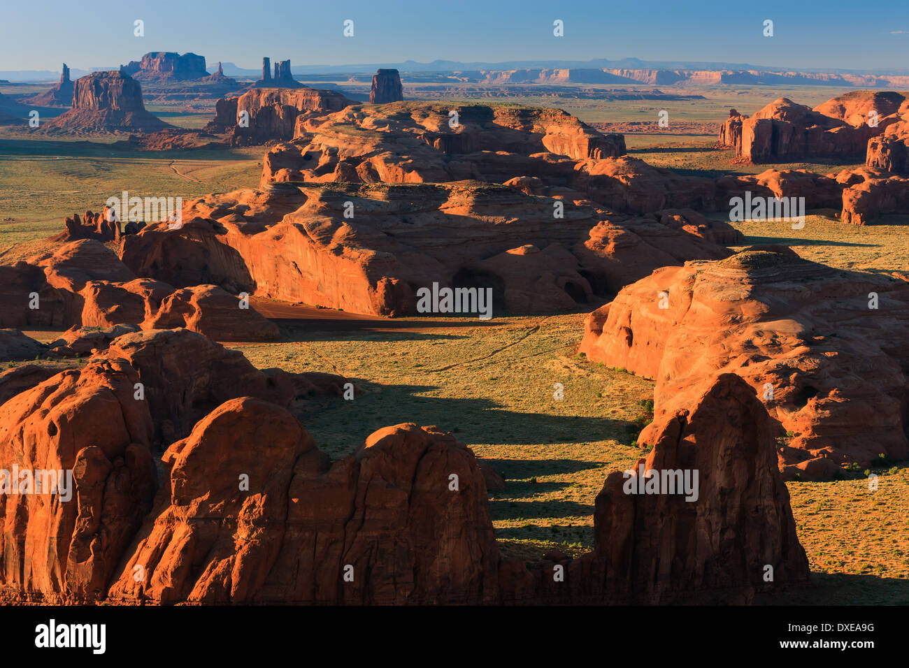 Sonnenaufgang mit dem Blick von Hunts Mesa im Monument Valley an der Grenze zwischen Utah und Arizona, USA Stockfoto