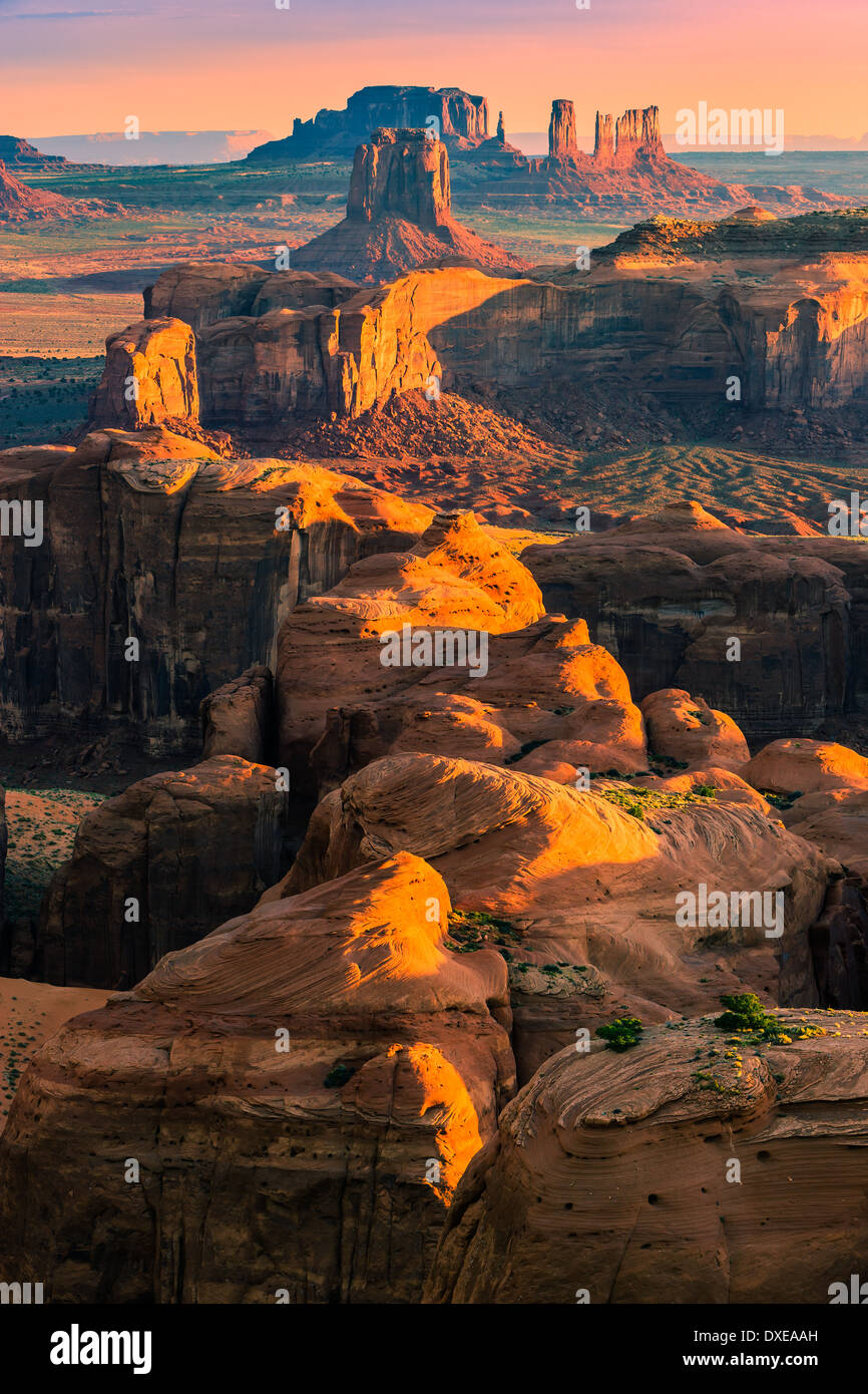 Sonnenaufgang mit dem Blick von Hunts Mesa im Monument Valley an der Grenze zwischen Utah und Arizona, USA Stockfoto