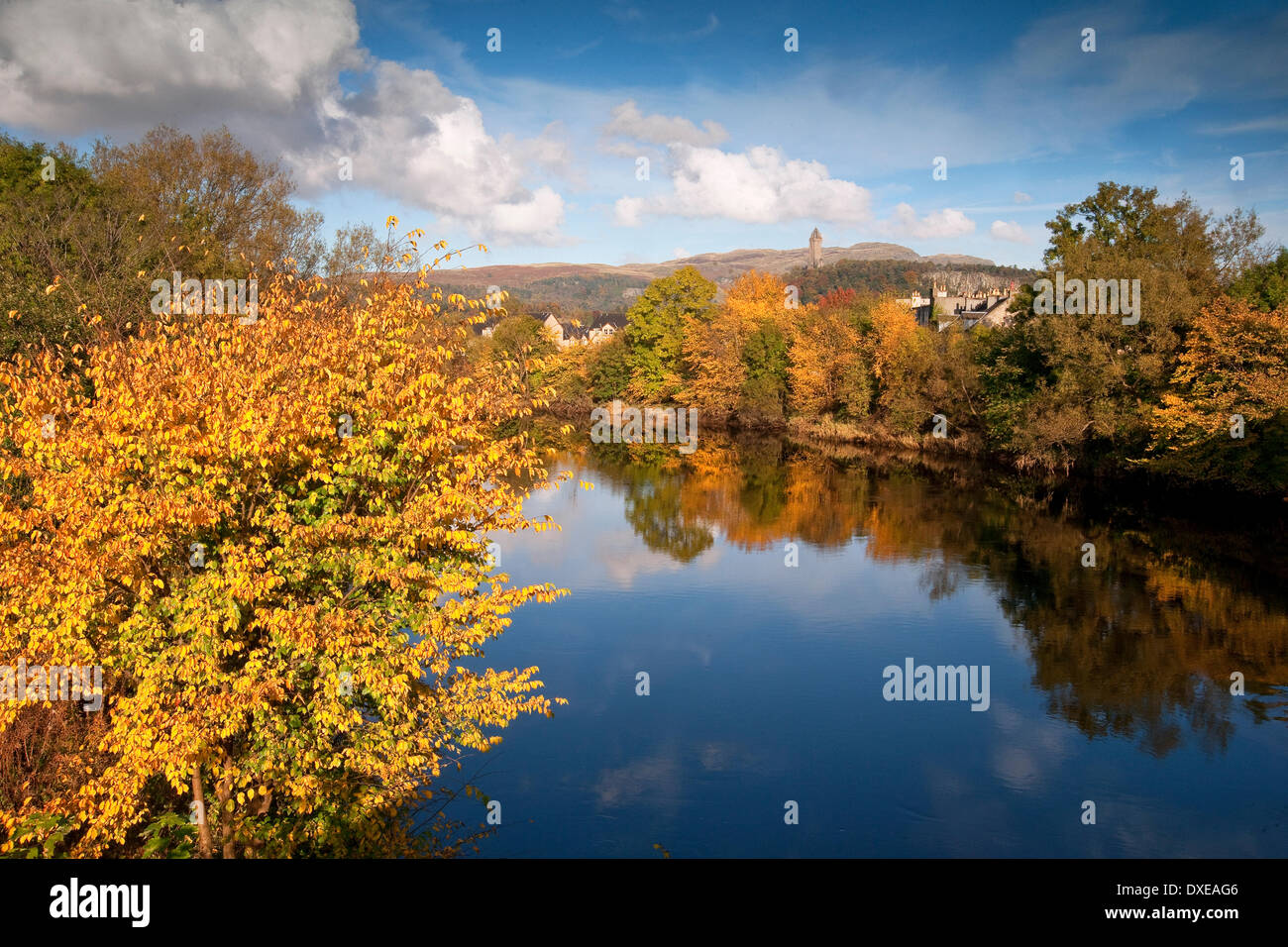 Herbstliche Aussicht auf den Fluss Forth in Richtung Abbey Craig und Wallace Monument von alten Stirling Brücke, Stirling. Stockfoto