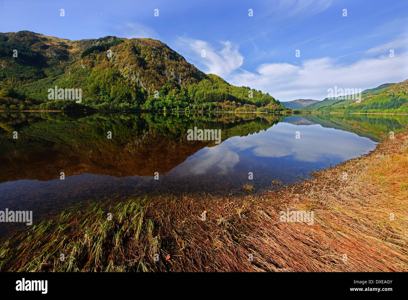 Friedliche Reflexionen vom Ufer des Loch Lubneag. Stockfoto