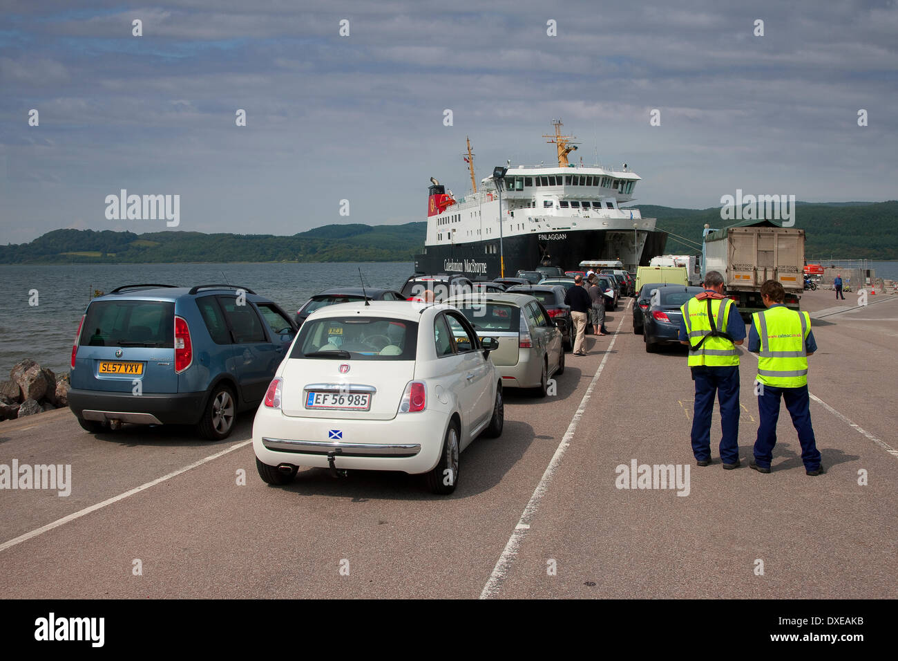 Autos auf Caledoniann MacBrayne Schiff "MV Finlaggan" am Kennicraig Pier West Loch Tarbert geladen wird. Stockfoto