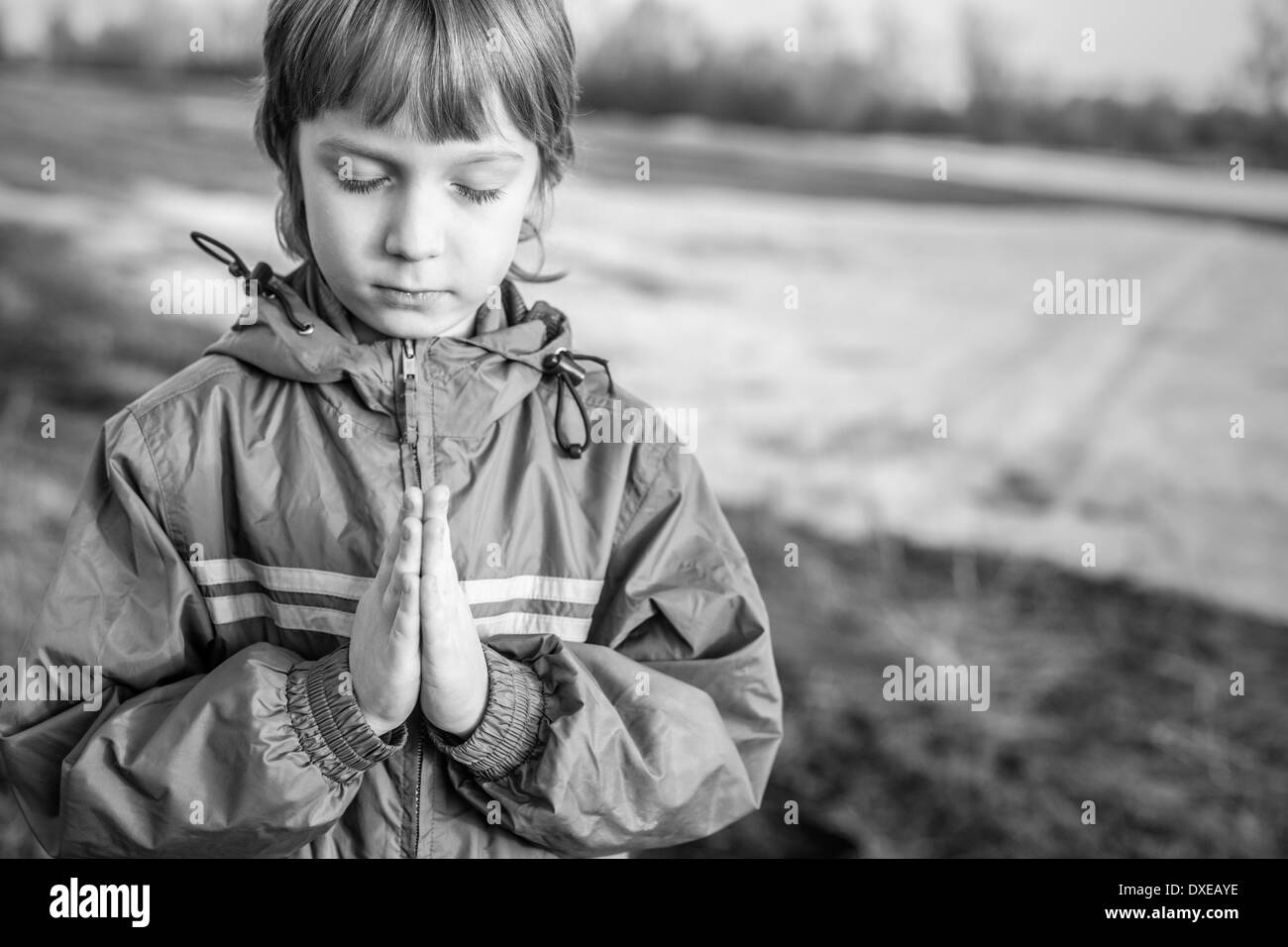 Junge im Gebet Stockfoto