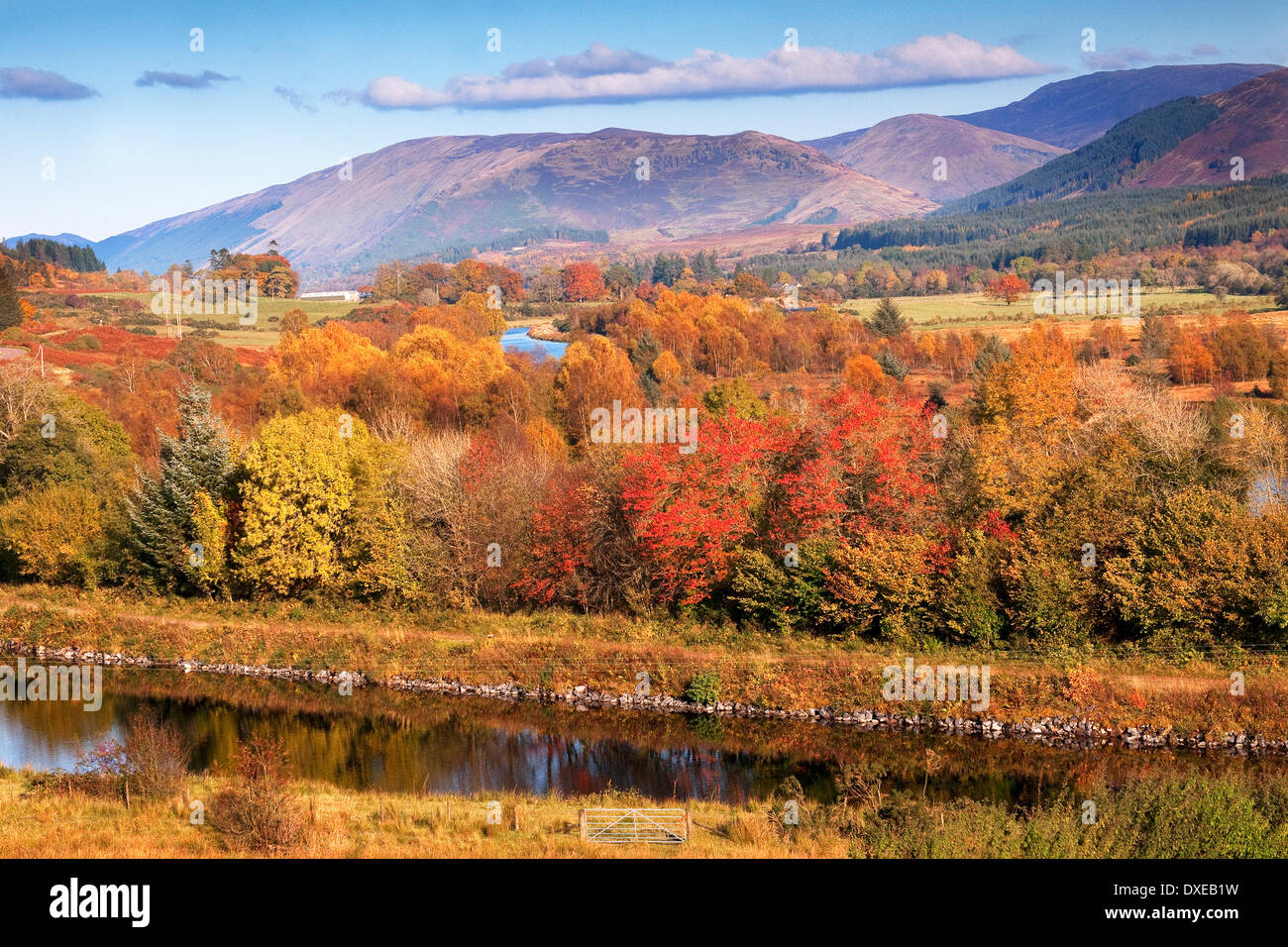 Herbstliche Ansicht über den Caledonian Kanal, Schottisches Hochland Stockfoto