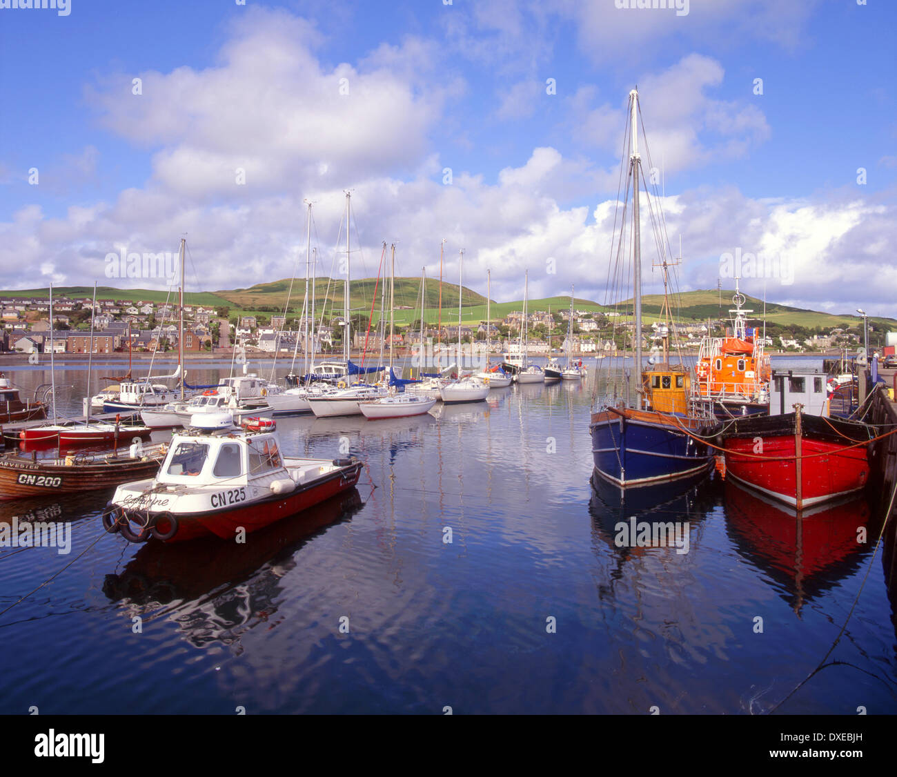 Bunte Szene im Hafen von Campbeltown, Kintyre, Argyll. Stockfoto