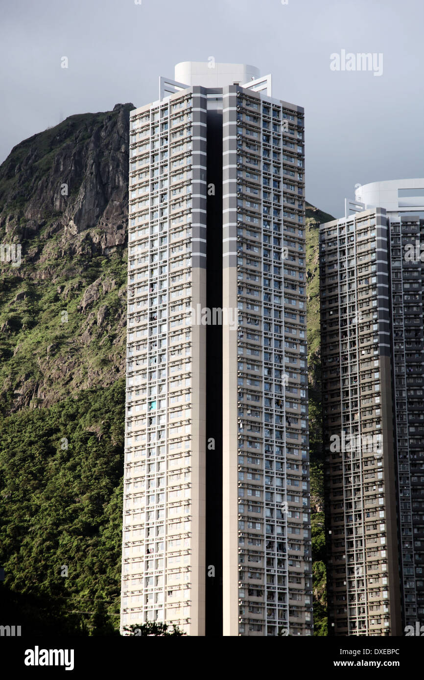 Es ist ein Foto von einem Hochhaus in Hongkong. Wir können sehen, dass sie sehr hoch ist. Es ist Wohnung. Es liegt in der Nähe eines Berges. Stockfoto