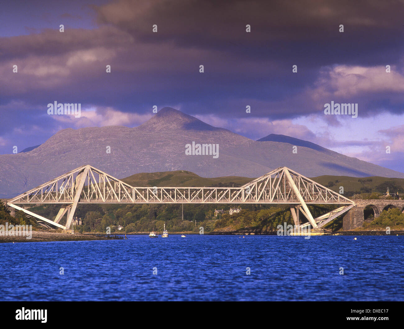 Tele-Blick auf Connel Bridge, Ben Cruachan & Loch Etive, Argyll Stockfoto