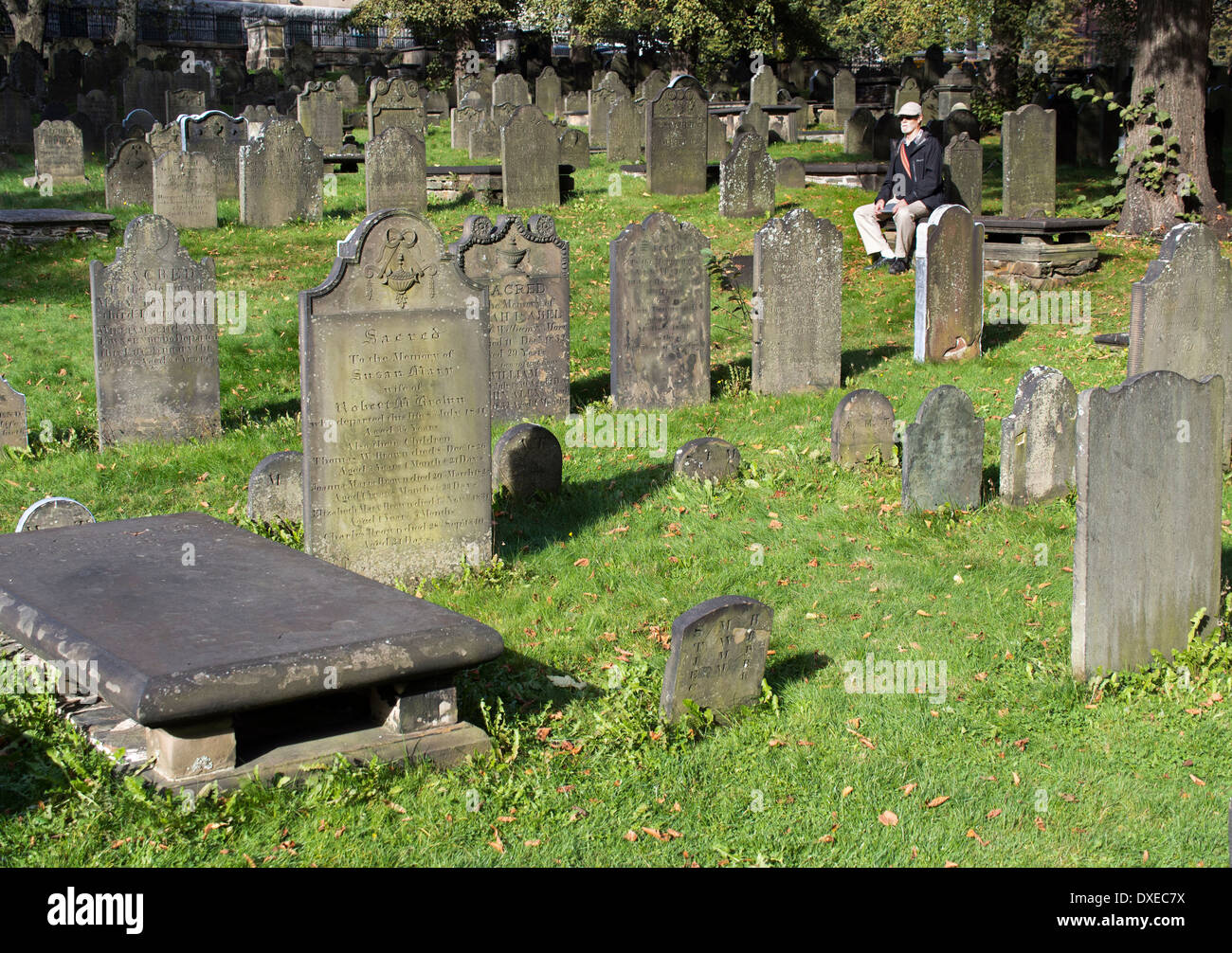 Mann sitzt in der alten begraben Boden von St. Mary's Kathedrale Basilika, Nova Scotia Kanada Stockfoto