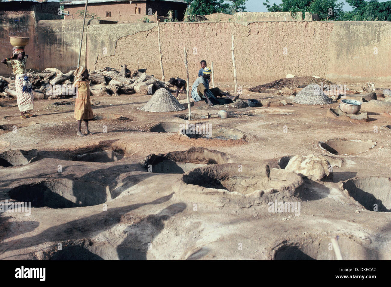 Indigo-Farbstoff Gruben in Kano, Nigeria, 1979 Stockfoto