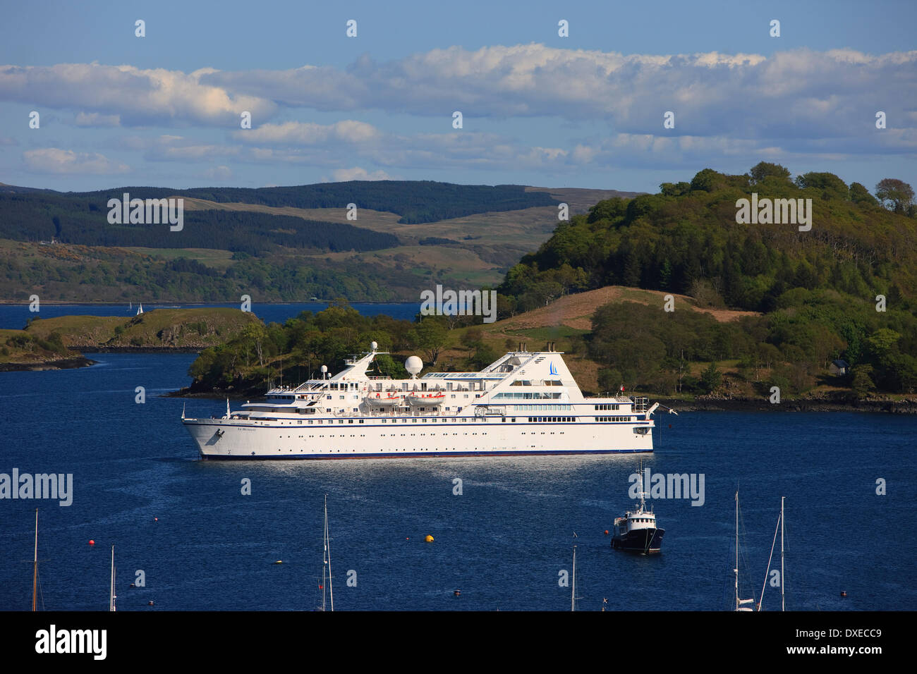 Das Kreuzfahrtschiff "Le Diamant" in Tobermory Bay, Isle of Mull, Argyll verankert Stockfoto