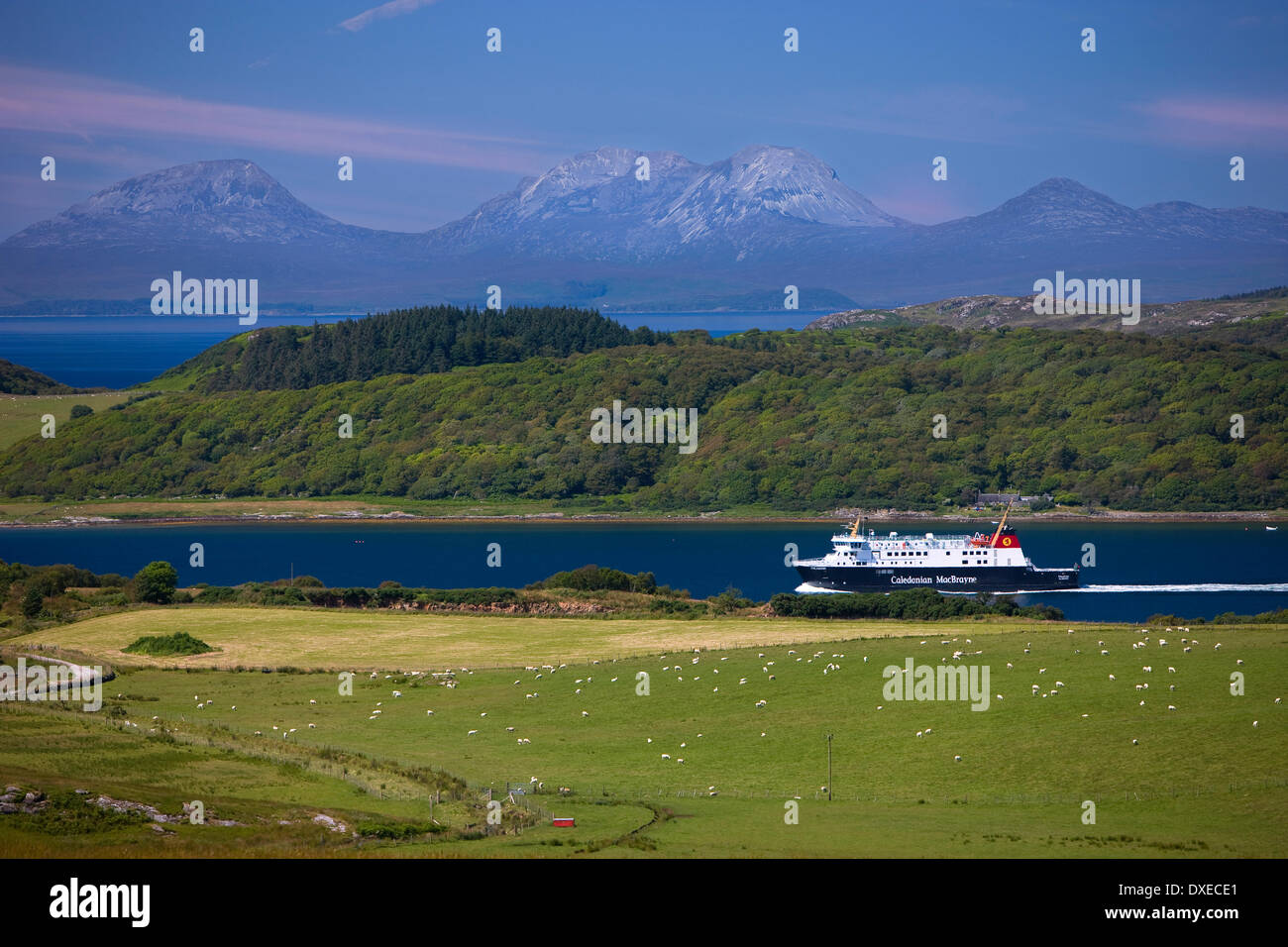 Das Caledonian MacBrayne Schiff MV Finlaggan hier gesehen ist Abfahrt West Loch Tarbert mit der Isle of Jura, Kintyre, Ar Stockfoto