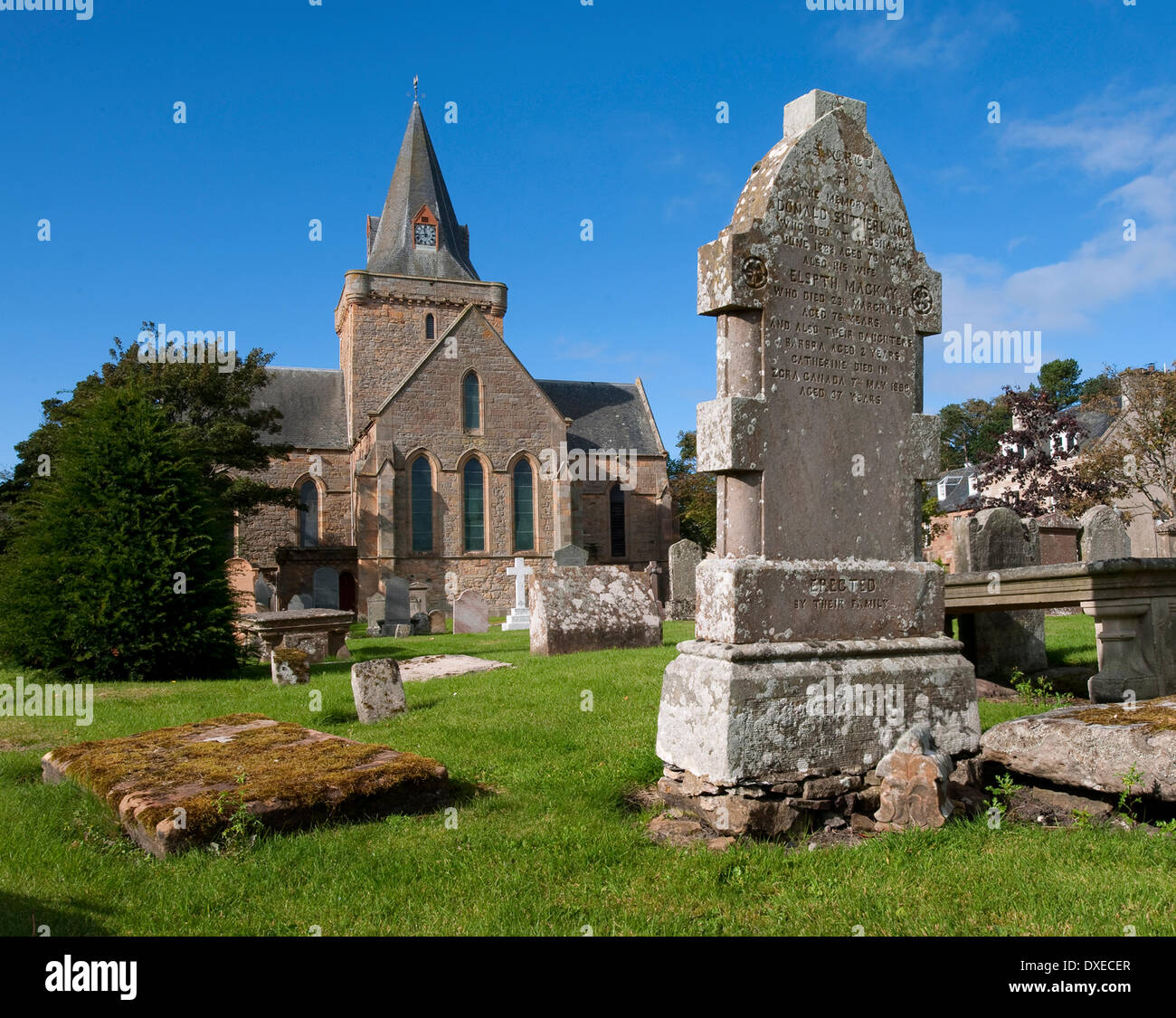 Ungewohnter Anblick von Dornoch Kathedrale aus dem Friedhof, Dornoch, Sutherlandshire Stockfoto
