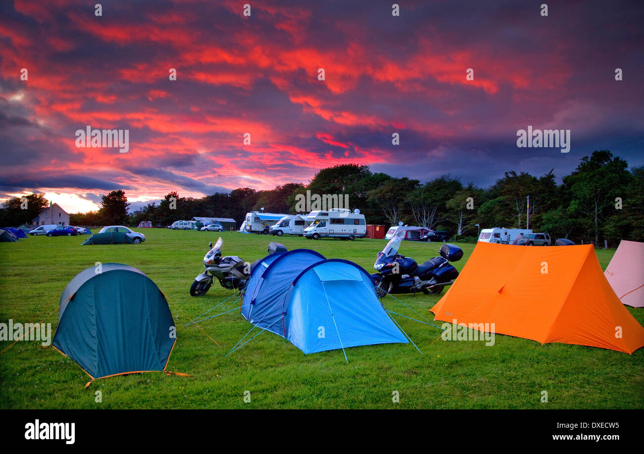 Sonnenuntergang über einem camping und Caravan Standort in den westlichen Highlands von Schottland. Stockfoto