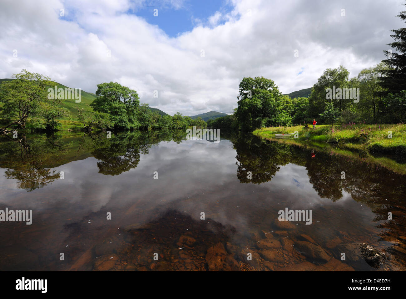 Friedliche Reflexionen in Glen Orchy in den River Orchy von Dalmally, Argyll Stockfoto